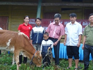 Hội Chữ thập đỏ Bệnh viện Đa khoa huyện Si Ma Cai (tỉnh Lào Cai): Nhận đỡ đầu trẻ em đặc biệt khó khăn