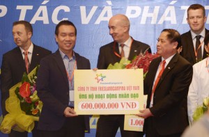 FrieslandCampina Việt Nam trao 60 con bò cho Hội Chữ thập đỏ Việt Nam hỗ trợ các gia đình nghèo