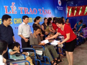 Hội Chữ thập đỏ tỉnh Yên Bái: Tặng 200 xe lăn, xe lắc cho người khuyết tật, nạn nhân chất độc da cam