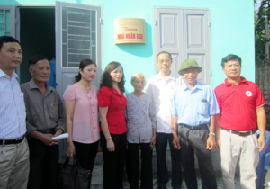 Bàn giao nhà nhân đạo cho hộ nghèo phường Hà Trung, thành phố Hạ Long, Quảng Ninh