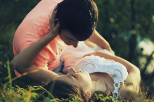 Young-Love-Couple-in-Grass1-6139-1402449685