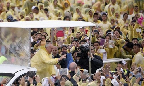 Giáo hoàng Francis đội mưa gặp người dân Philippines
