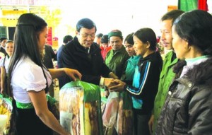 Chủ tịch Nước Trương Tấn Sang – Chủ tịch danh dự Hội CTĐ Việt Nam thăm, tặng quà Tết đồng bào nghèo tỉnh Hòa Bình, Sơn La