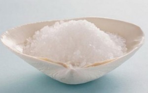 Một số cách làm trắng răng từ nguyên liệu muối