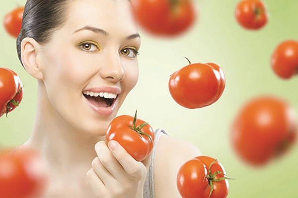 Cách làm cà chua giúp trắng da tự nhiên