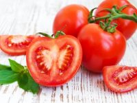 Cà chua giàu Vitamin C, A và chứa hàm lượng lớn chất chống ô xy hóa, khoáng chất quan trọng