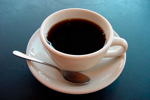 Đau bụng kinh không nên uống cà phê