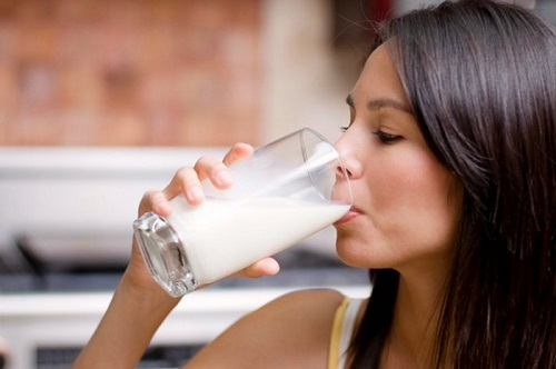 Đau bụng kinh không nên uống sữa