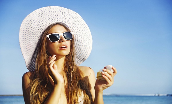 Sự thật kem chống nắng có gây mụn trên da hay không?