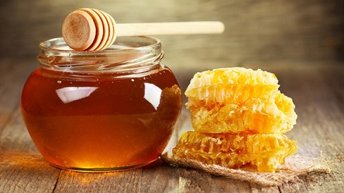 Uống mật ong chữa viêm họng