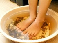 Ngâm chân trong nước ấm giúp sống thọ