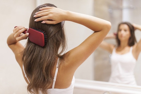 Chảy tóc trước khi gội đầu giúp giảm tình trạng rụng tóc đáng kể