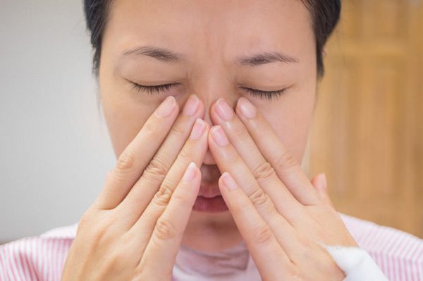 Người bị viêm xoang thường hay đau hốc mắt, nhức đầu, sổ mũi và ngạt mũi.