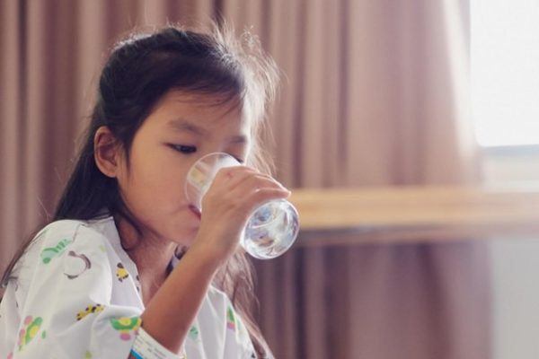 Bổ sung đầy đủ nước cho trẻ khi bị sốt.