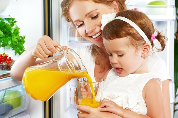 Cho trẻ uống nước cam để tăng cường sức đề kháng, giảm nguy cơ sốt cao.