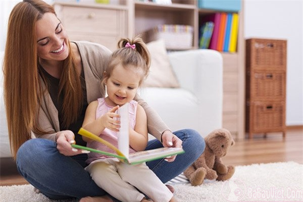 Đọc sách cho trẻ nghe giúp xây dựng vốn từ mới cho trẻ