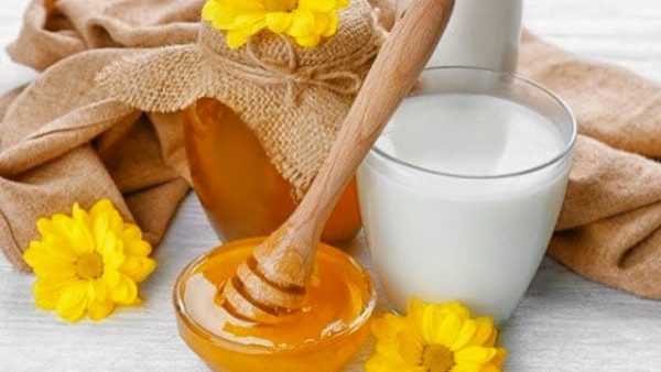 Mật ong kết hợp sữa chua giúp kháng viêm, điều trị mụn tốt.