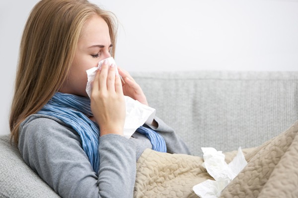 Bị cảm cúm là một trong các nguyên nhân gây ngạt mũi thường gặp nhất.