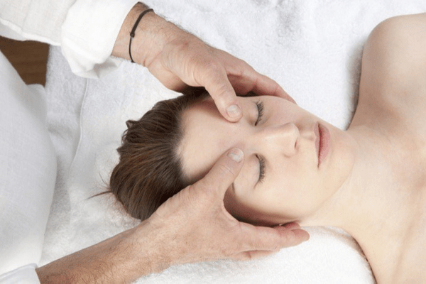 Massage đầu giúp tăng cường máu lưu thông đến não, giúp giảm nguy cơ đau đầu hiệu quả.