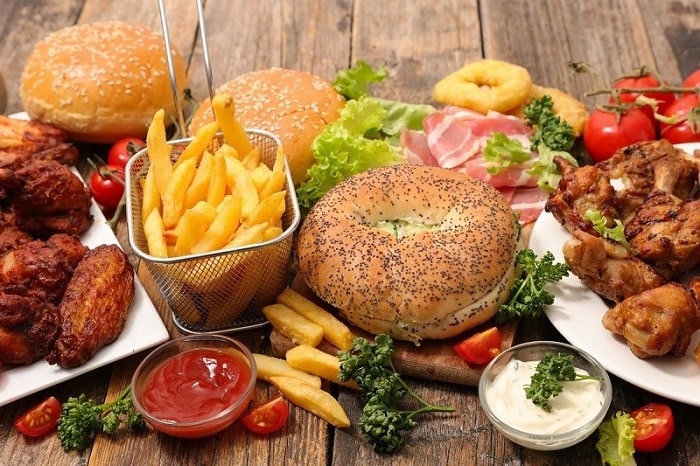 Thực phẩm nên hạn chế ăn khi bị mụn